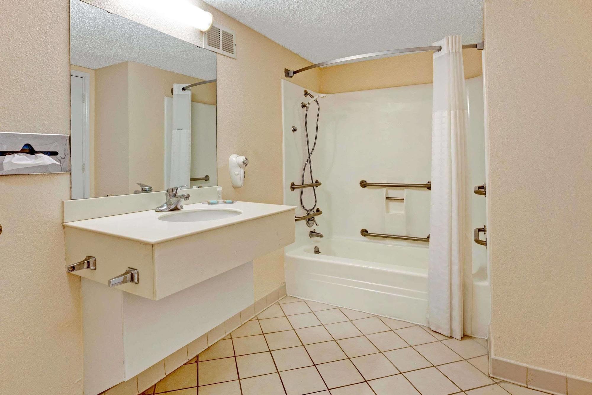 Travelodge By Wyndham North Richland Hills/Dallas/Ft Worth Exterior photo