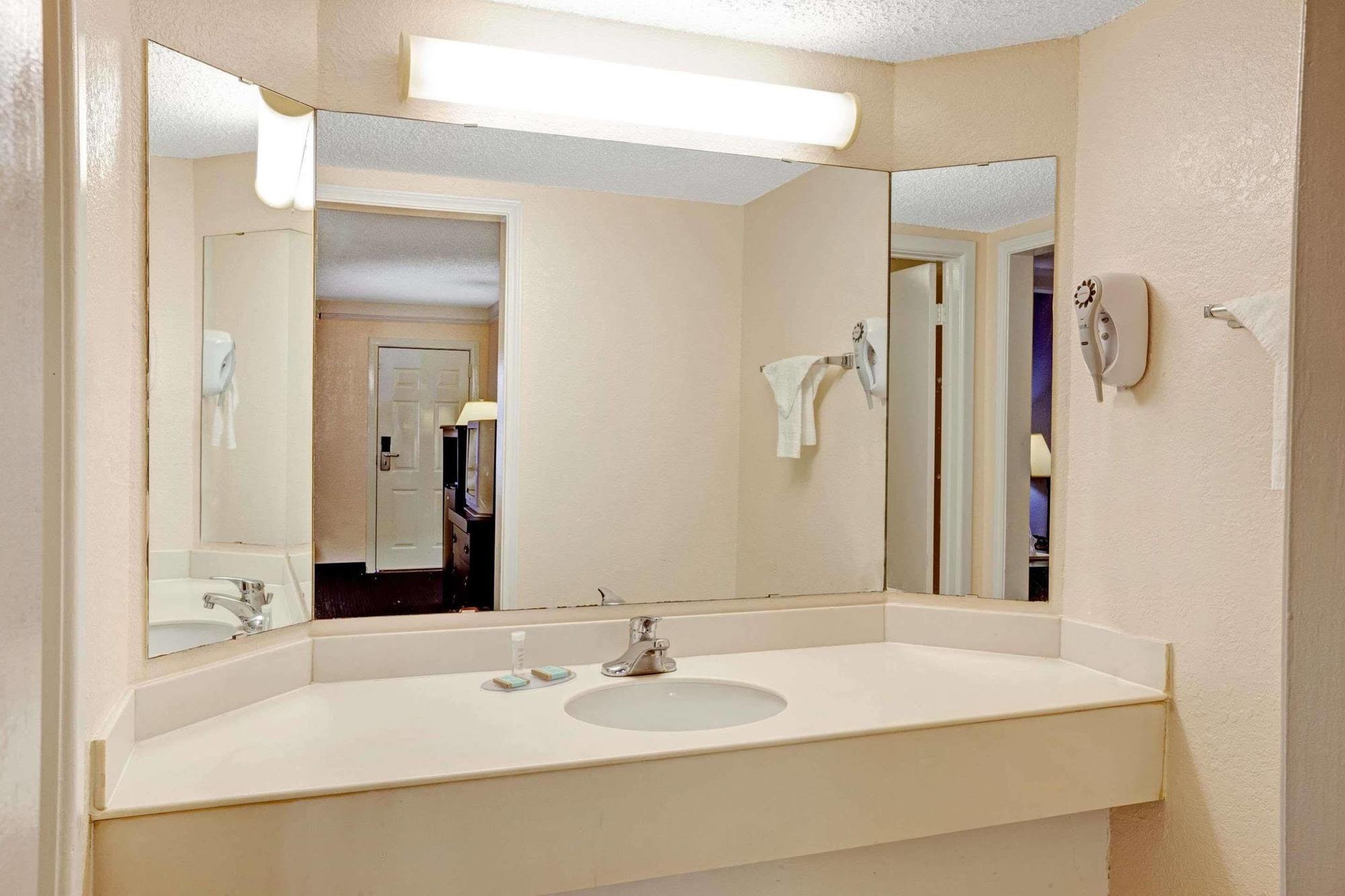 Travelodge By Wyndham North Richland Hills/Dallas/Ft Worth Exterior photo